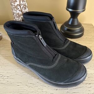 Clarks Women’s Mickey’s Rick Rain boot Black Round Toe Front Zip 9